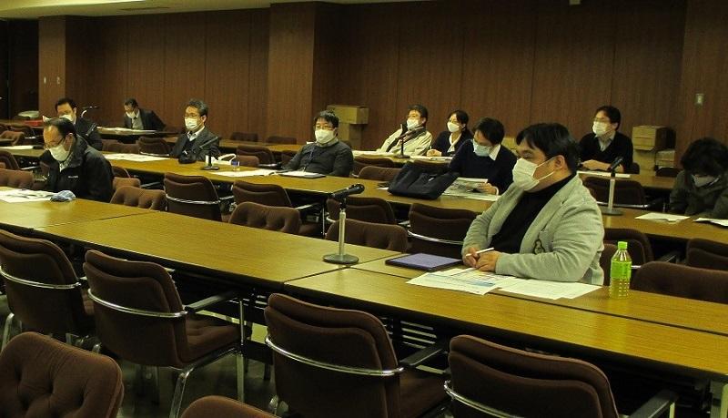 数理・データサイエンス教育検討会のメンバーのうち、村瀬、堀田、 大原、山田、山崎の先生方にワーキンググループに入っていただき、 協議員、学部長が加わり、各学科からの関連科目について議論検討した。