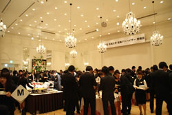 就職アドバイザーによる就職懇談会および懇親会のひとこま