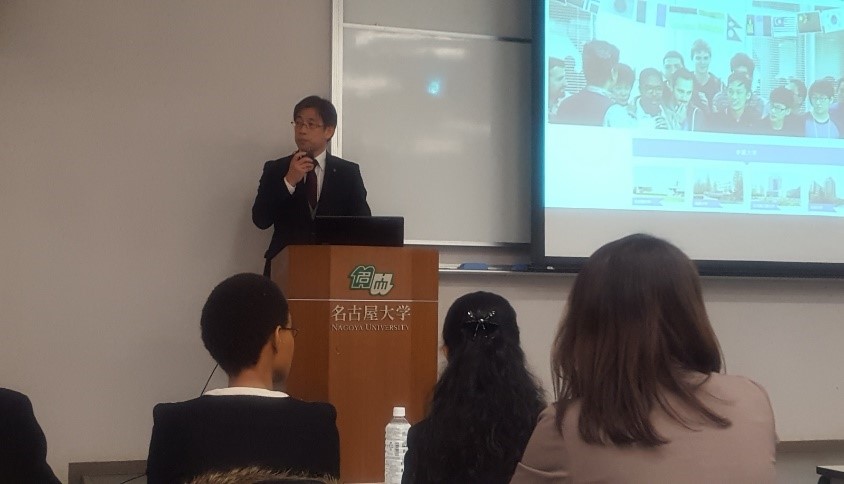2018年3月15日名古屋大学豊田講堂にて開催された愛岐留学生就職促進コンソーシアム学生報告会で挨拶する犬飼事務部長(当時)