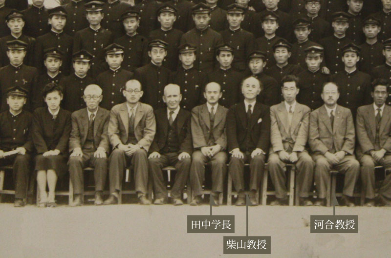 商学部第1回入学記念写真に収まった教員たち