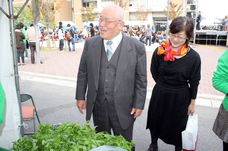 農学部の後輩たちの野菜販売コーナーを訪れた中川さん
