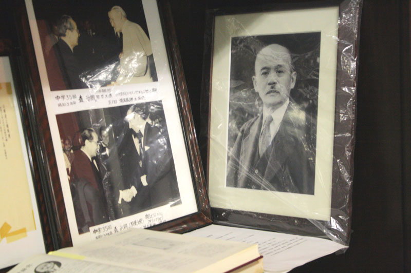 卒業生資料展示室に所蔵される田中学長の写真