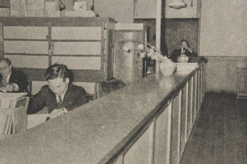 工作班によって取り付けられた1953年当時の本部事務室のカウンター