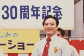 回想記に「僕らは創立者の熱意を求めた」と書いた桂川さん（1973年に天白キャンパスで開かれた商学部30周年記念式典で）
