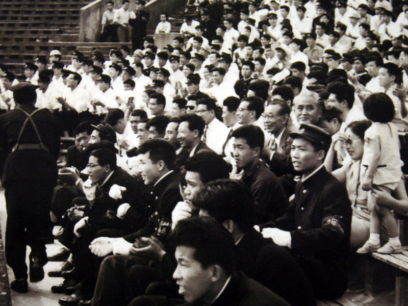 神宮球場での第2回全日本大学野球選手権大会に駆け付けた名城大学応援団（1953年8月22日）