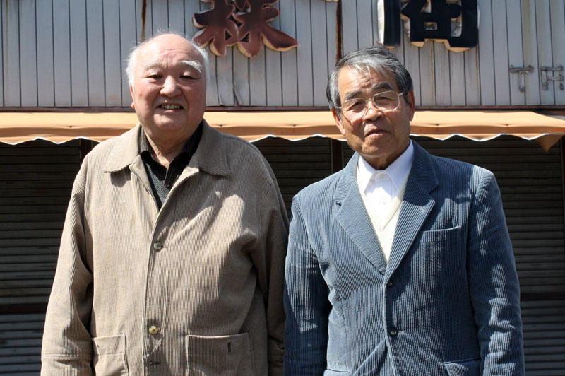 1年生エースとして神宮のマウンドに立った林さん（左）と、監督としての林さんに指導を受けた金田さん（3月22日、土岐市の林さん宅前で）