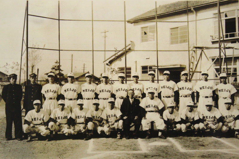 早稲田スタイルのユニフォームの野球部。中央は池田部長（1954年、駒方寮前のグラウンドで）