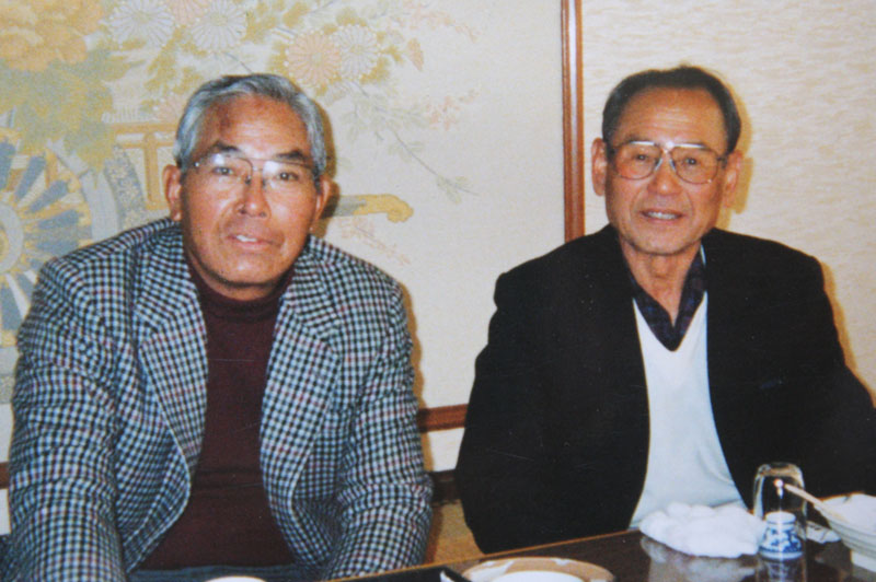 山内一弘氏との昼食を楽しむ森さん（1995年1月、森さんの家族提供）
