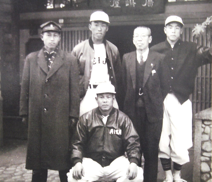 尾鷲の合宿先で。手前中央が永田監督。後ろ左からマネジャーの柴田さん、濱崎選手、池田部長、小倉選手（1955年2月））