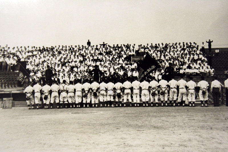 試合後、応援席前に整列する名城大学野球部（1956年、鳴海球場で）
