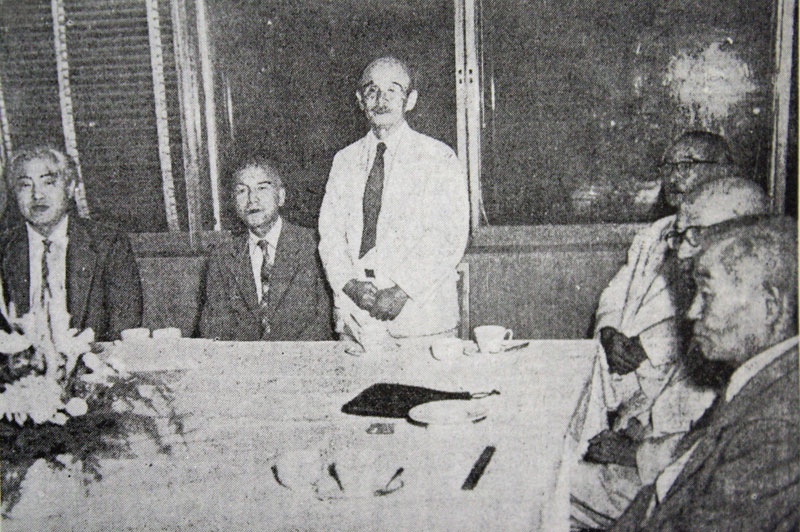 1958年8月14日の理事会であいさつする田中新理事長（「名城大学新聞」より）
