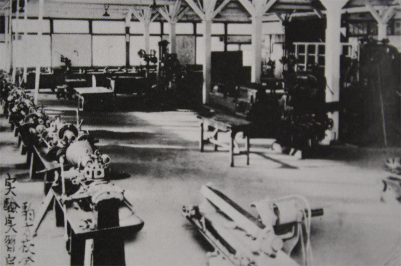 昭和30（1955）年代の機械工学科の実験実習室（『名城大学理工学部の歩み』より）