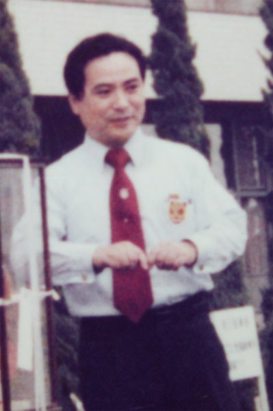 松田文部大臣に激励された桂川さん（1978年の商学部30周年記念イベント会場で）