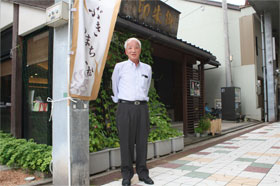 追悼集会で決議文を朗読した八田さん（石川県小松市で）