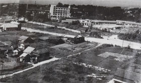 駒方中の職員室前に飾られている1961年当時の学区の風景。左上は聖霊病院