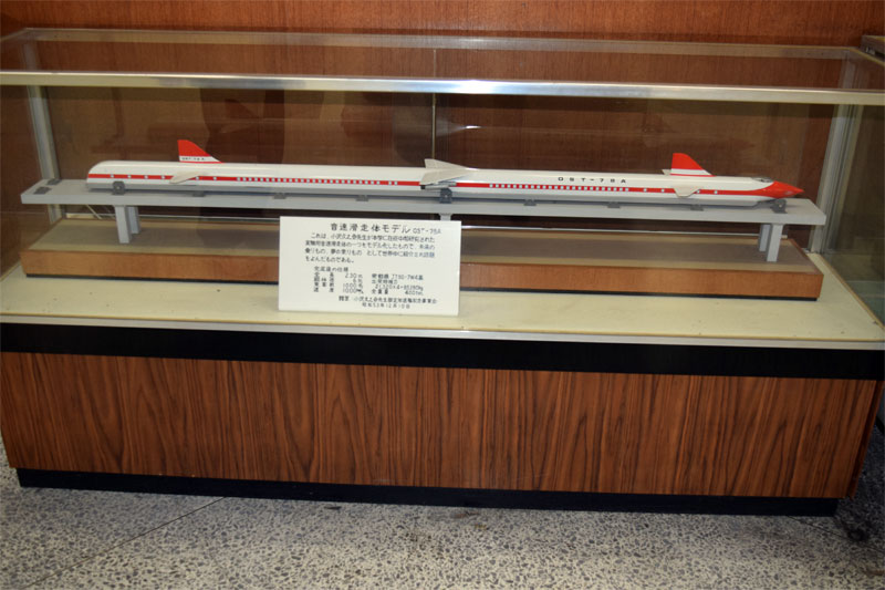 天白キャンパス2号館に展示されている音速滑走体の模型