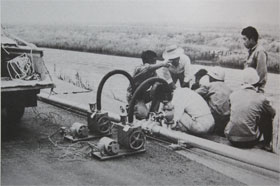 鍋田干拓地での実験で加速路管を真空にする実験班（1969年9月14日）
