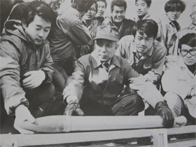 初めてカメ、カエル、ゴキブリを搭乗させた実験を指導する小澤教授（1970年12月26日）
