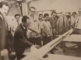 名城大学に超音速滑走体の模型を見学に訪れた国際SFシンポジウム参加者一行（1970年9月1日）