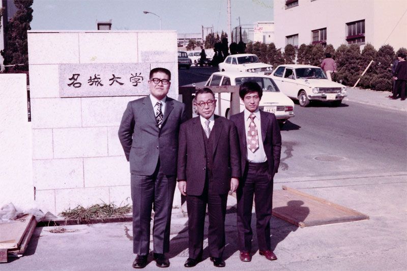 学生部長就任直前の1973年3月15日に撮影された土井教授（中央）。通学用の車が目立ちます。