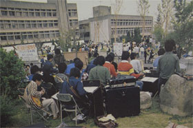 キャンパスで演奏会を開く学生たち（1978年度大学要覧から）