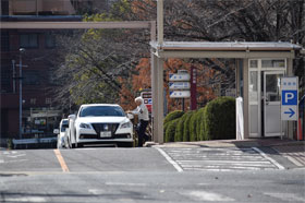 正門前の坂道にある警備ボックス。土井教授の提案で作られました。