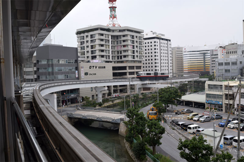 那覇市内を走るモノレール「ゆいレール」。福里さんの事務所は「美栄橋」駅で下車して徒歩15分ほどでした。