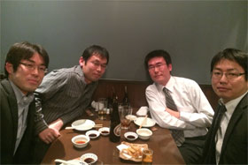 東京に集まった「可児名城新聞」のメンバーたち。伊藤さん（右手前）の左が高津さん（2015年2月6日、東京・秋葉原で）