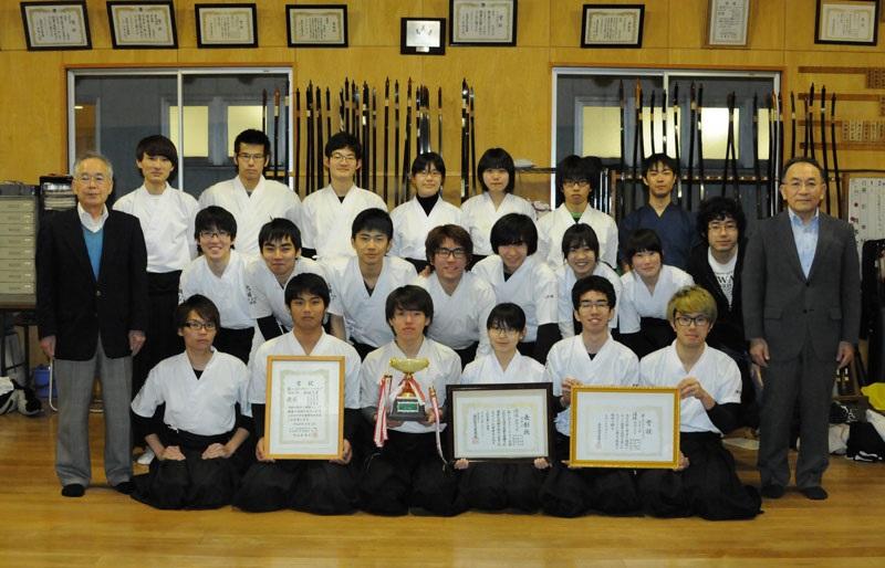 団体優勝を喜ぶ弓道部員(左端は伊藤師範)=天白キャンパスの弓道場で