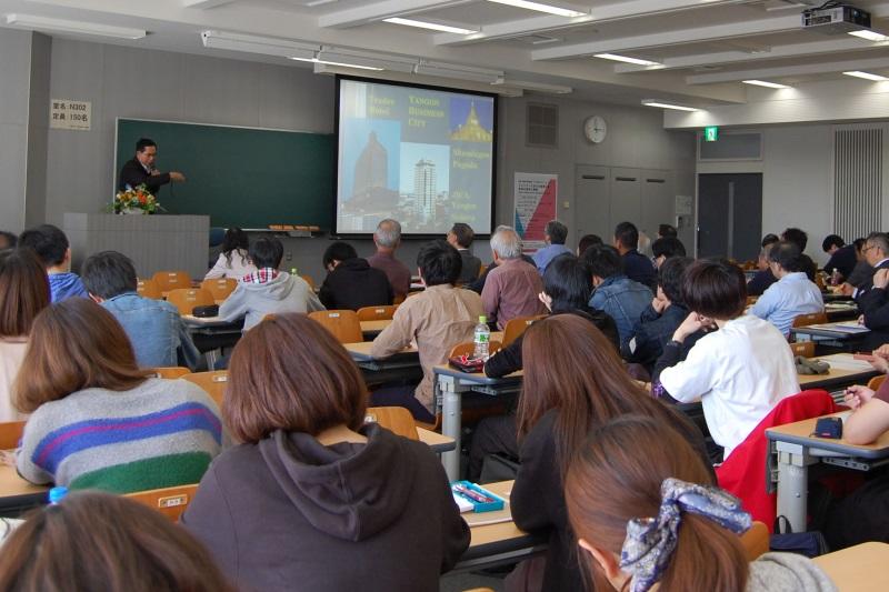 シン・ソウ学長の講義風景