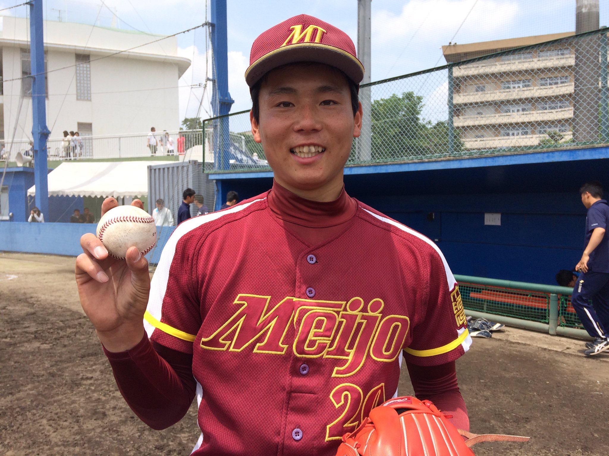 ウイニングボールを手にする栗林投手=愛知学院大学野球場で
