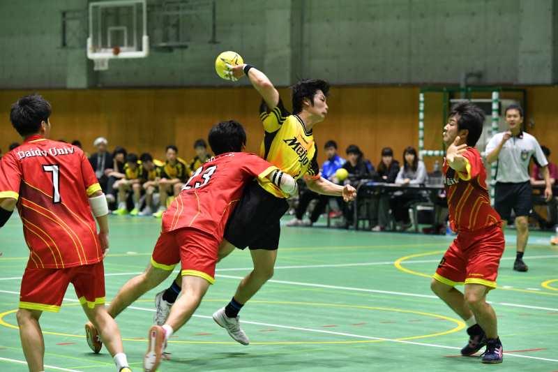 ゴールを決めようとする最優秀選手賞の坂井龍之介さん