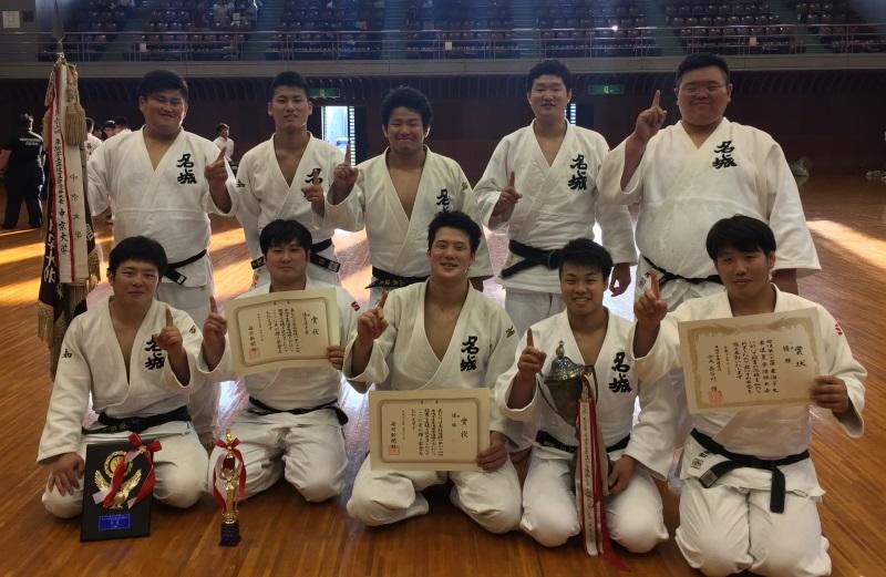 一本指で優勝を示す男子チーム ＝愛知県武道館で
