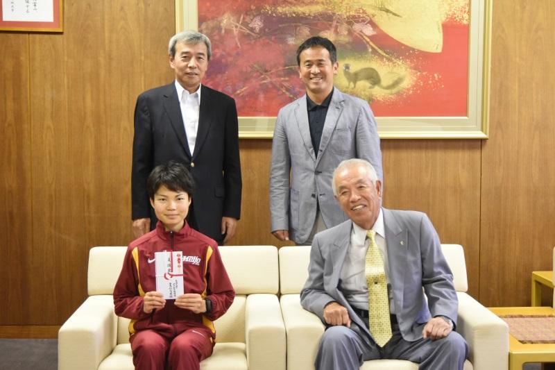 （前列左から）赤坂さんと佐茂会長、（後列左から）加鳥裕明女子駅伝部部長（理工学部教授）と米田監督