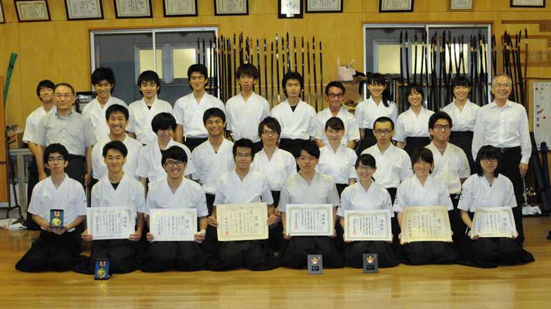 優勝を喜ぶ弓道部員(右端は伊藤知男師範、左端は原田守博部長)=本学弓道場で