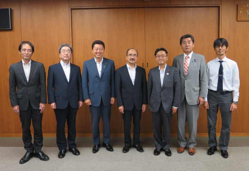 記念写真に納まる(右から）竹内教授、神田氏、丹羽氏、吉久学長、池田氏、磯前秀二副学長、上山教授