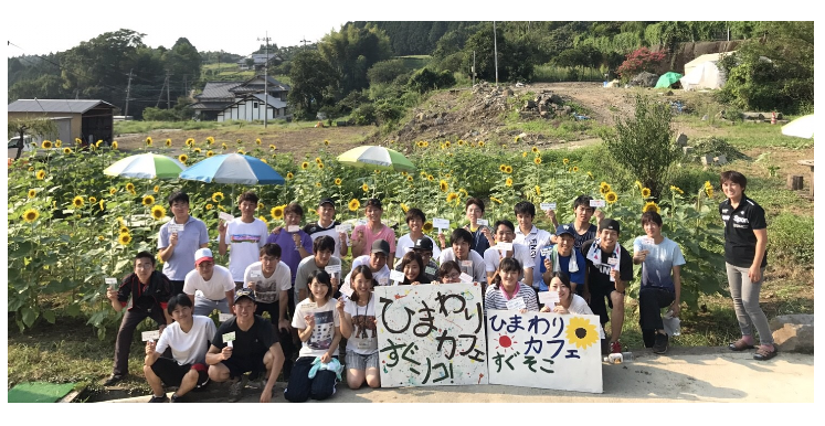 ヒマワリ迷路づくりを終え笑顔の参加者