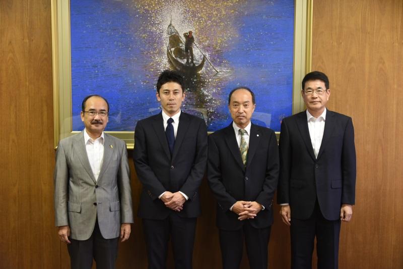 (左から)吉久学長、高田さん、小林さん、日比野研究科長