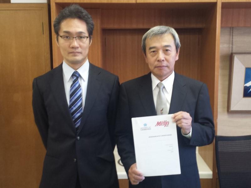 覚書を手にする加鳥学部長（右）と鈴木温教授