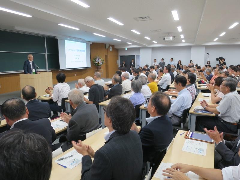 満員の聴衆の前で講演を始める吉野彰教授