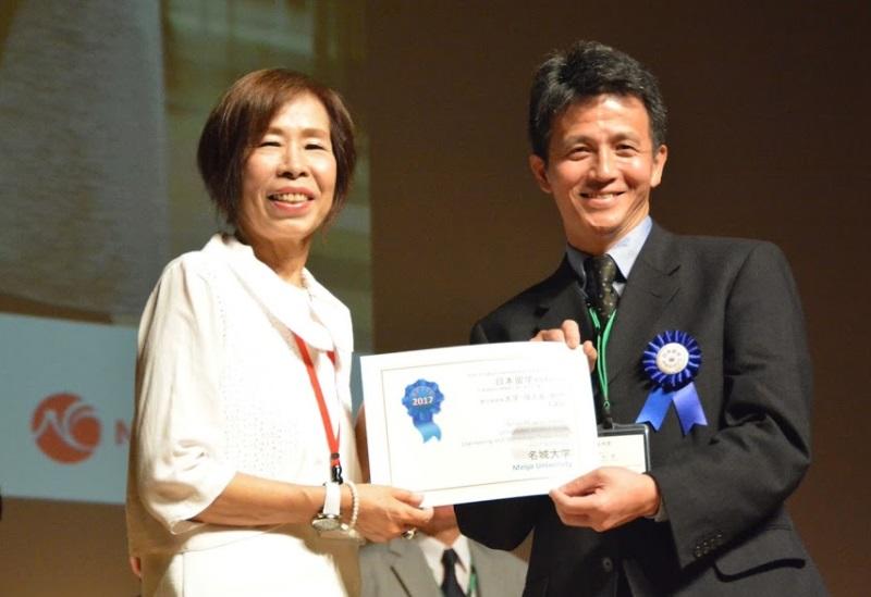 表彰状を手にする岡本部長(右)