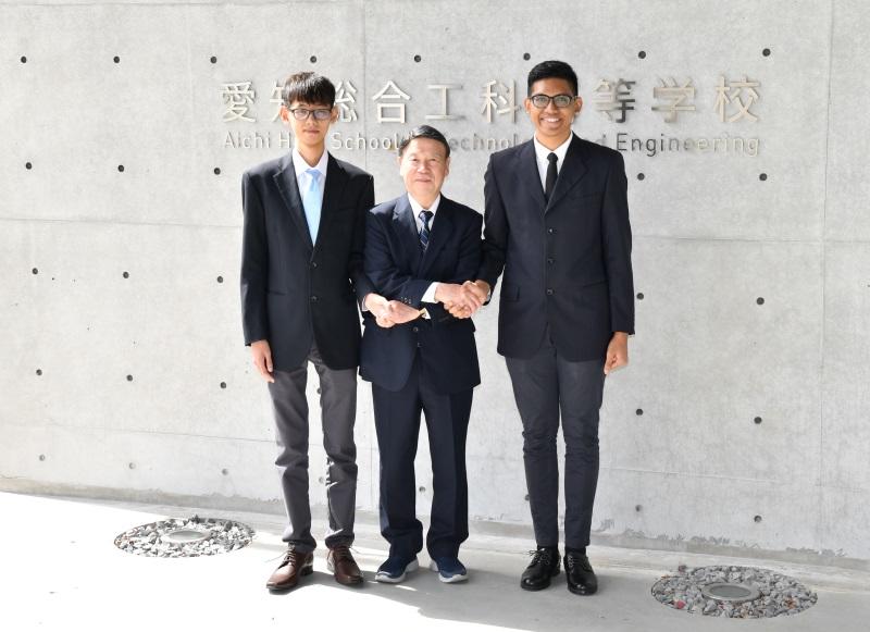 久保全弘専攻科責任者(中)と握手するナンヤンポリテクニックの生徒