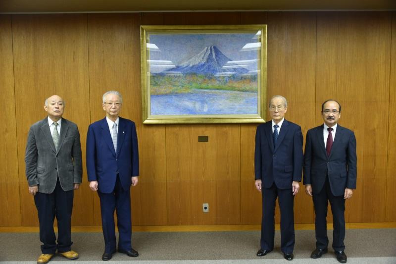 大学へ寄贈された「富士山」と、左から2人目が一柳さん、左端が田村さん