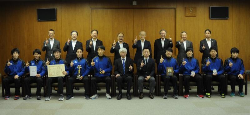 東海学生秋季リーグ戦で優勝したハンドボール部=天白キャンパス本部棟で