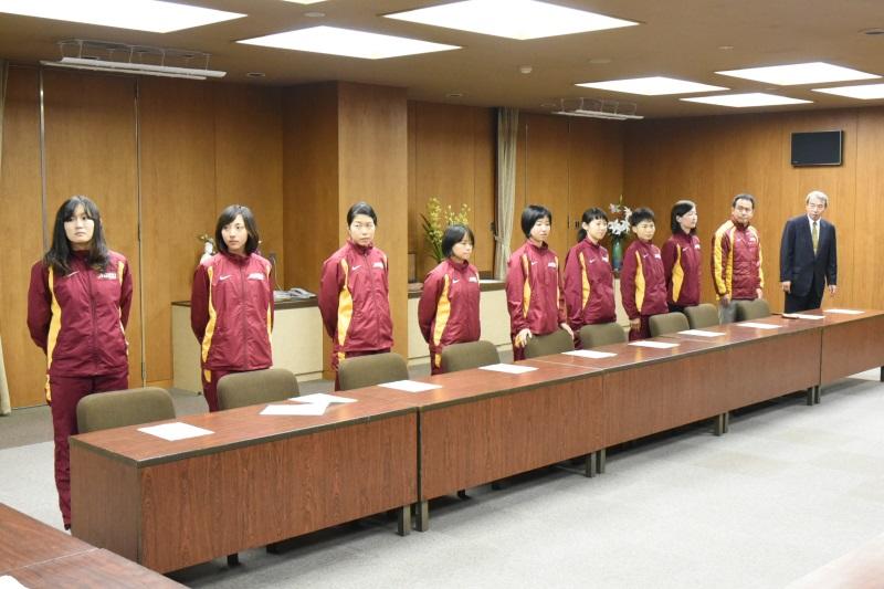 出場報告する女子駅伝部