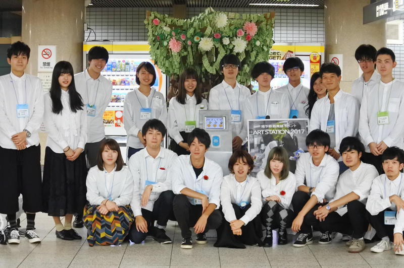 アートイベントの中心となった三浦研究室の学生ら