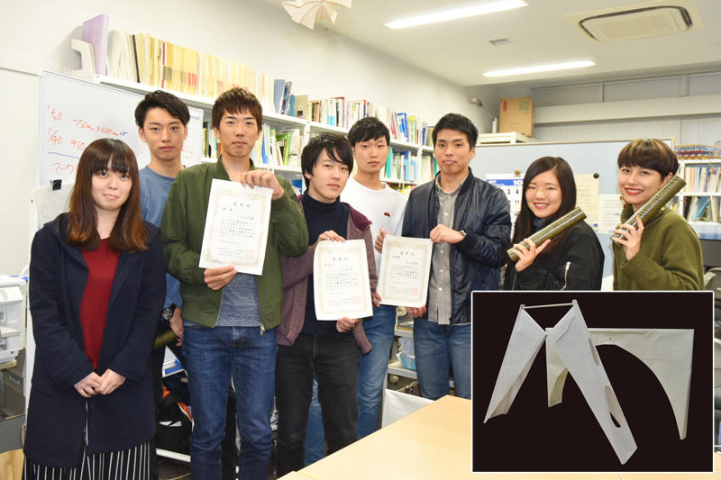 A_LABチーム(左から4人)とM_LABチーム、作品は左がA_LABチーム