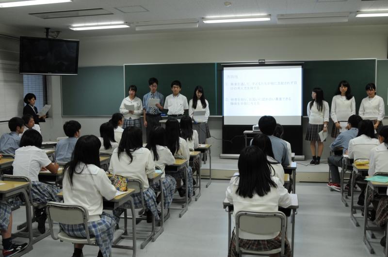  7人で取り組んだ提案を発表する生徒たち