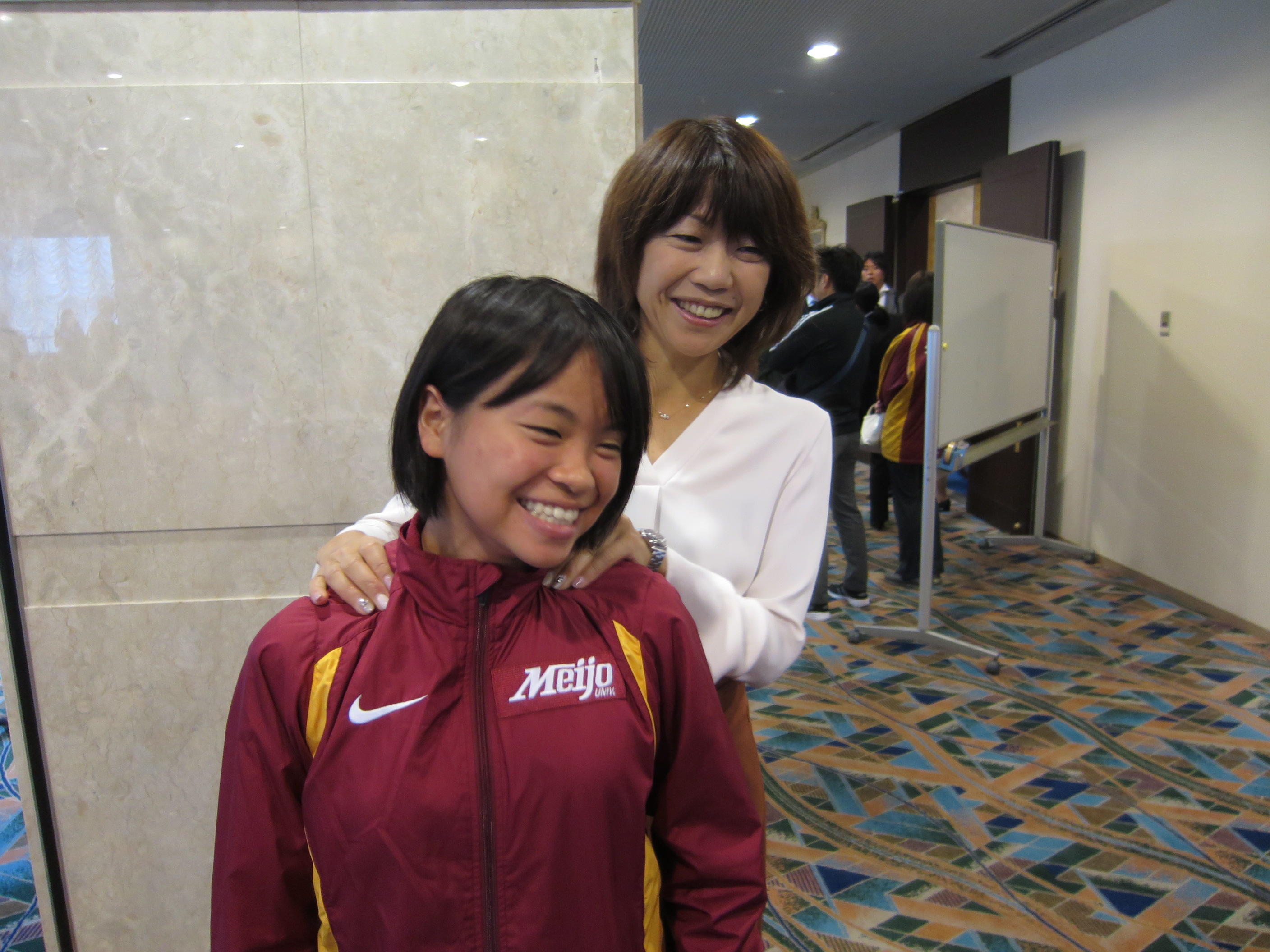 高橋尚子さん(右)から肩をもんでもらう加世田さん