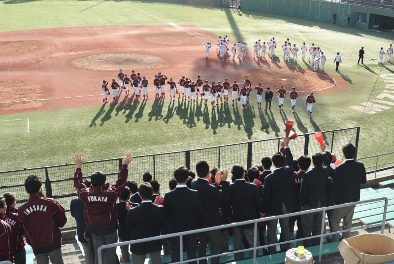 試合終了後スタンドへ挨拶する選手ら